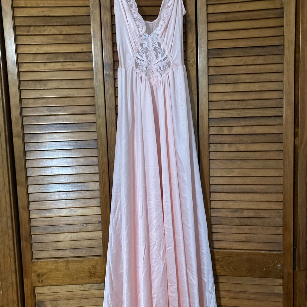 Size 6/8 Vintage long nightgown